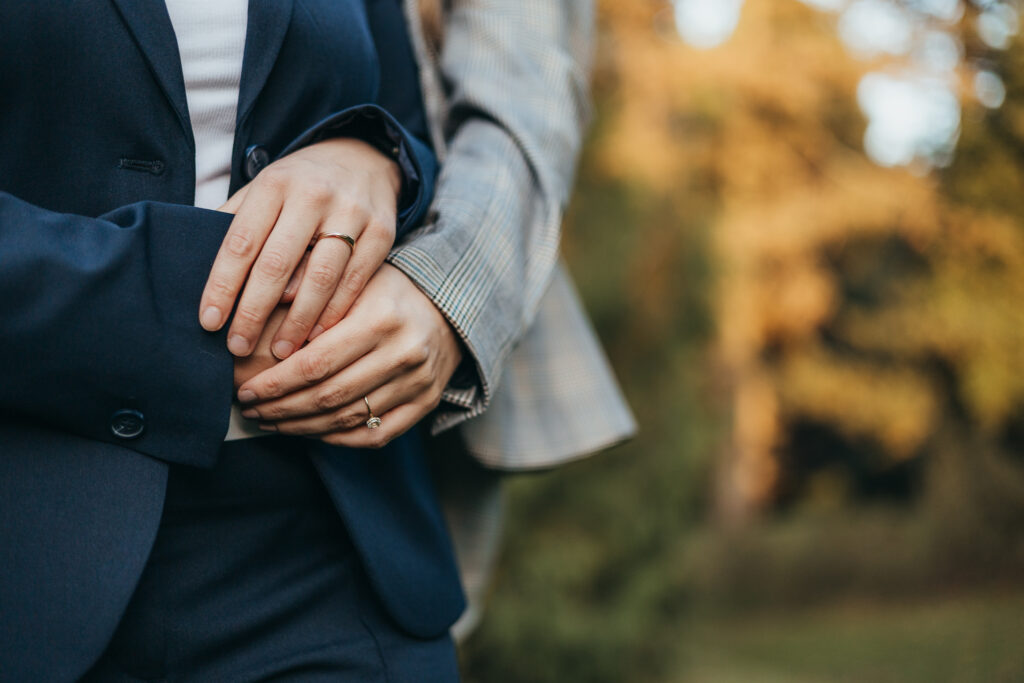 zwei Hände mit Verlobungsringen